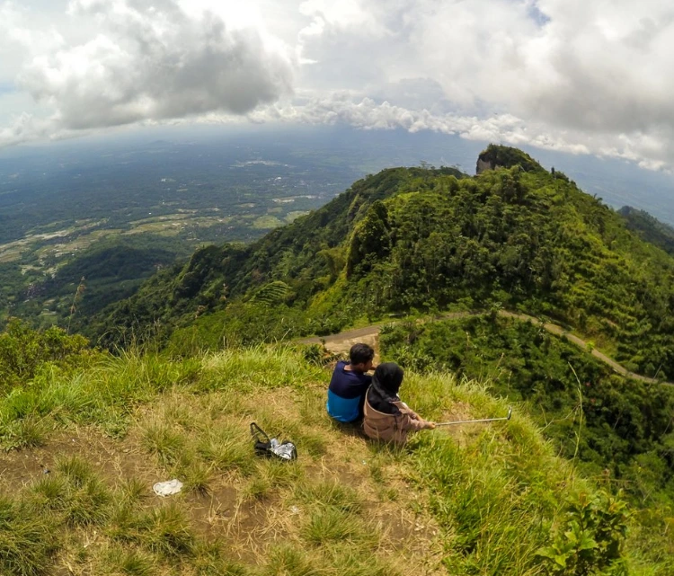 Jam Buka Hingga Biaya Masuk Gunung Kendil