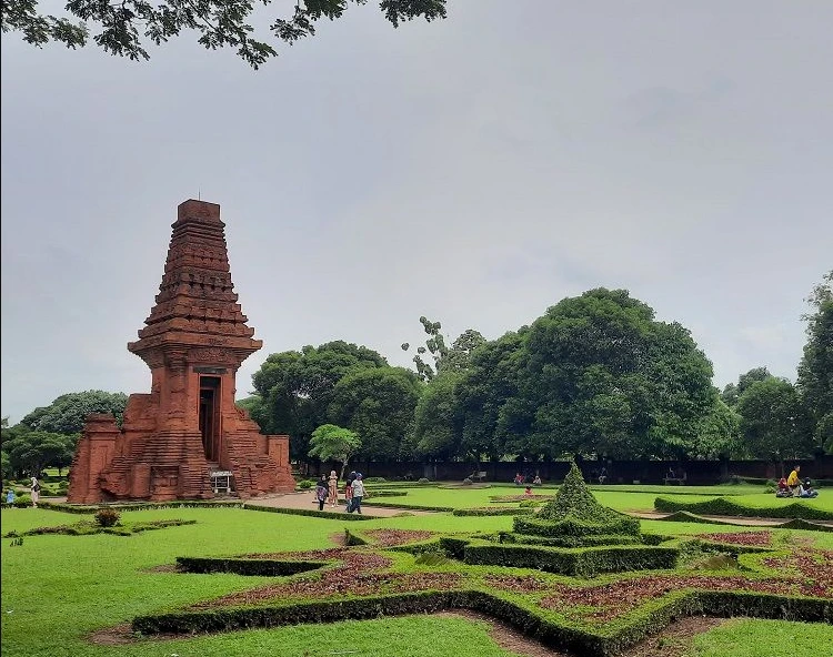 Informasi Singkat Dari Candi Bajang Ratu Mojokerto