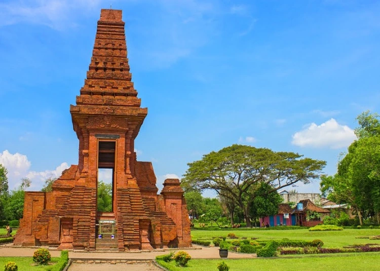 Sekilas Mengenai Candi Bajang Ratu Mojokerto