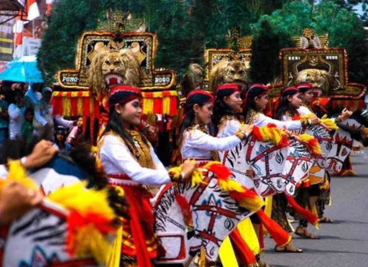 Kegiatan pengrajin Topeng Desa Carat