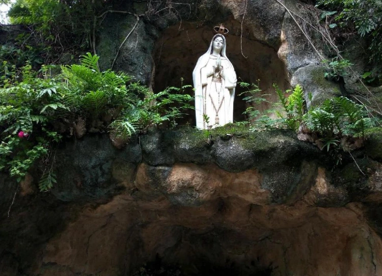 Kegiatan di Gua Maria Fatima