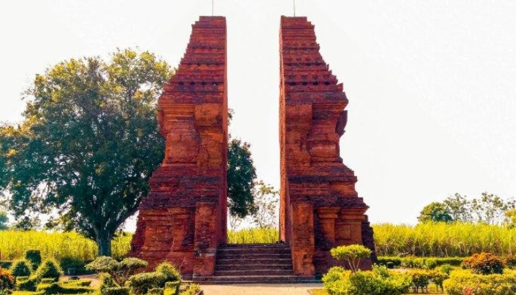 Beberapa Daya Tarik Dalam Candi Wringin Lawang