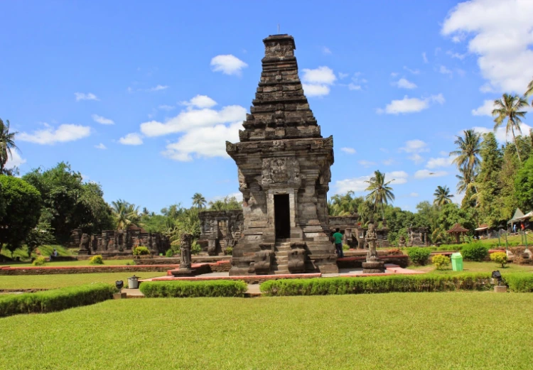 Pesona Candi Penataran