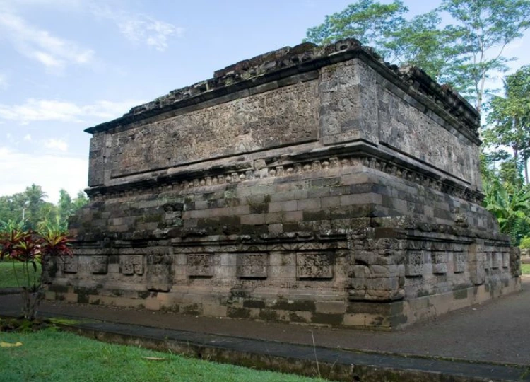 Candi Surawana dengan Desain Hindu