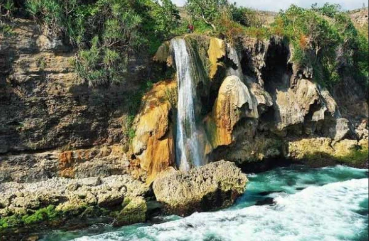 Pesona Pantai Umbul Waru