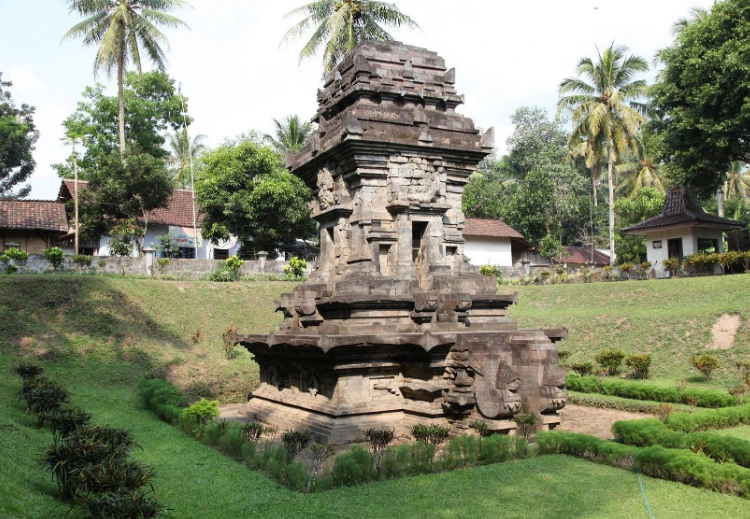 Pesona Candi Sawentar