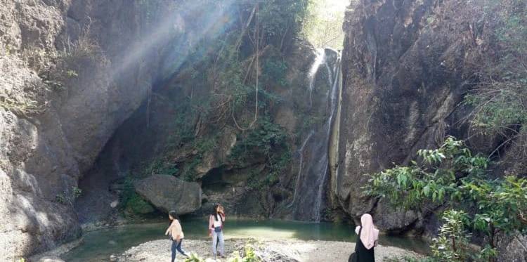 Pesona Air Terjun Grenjeng