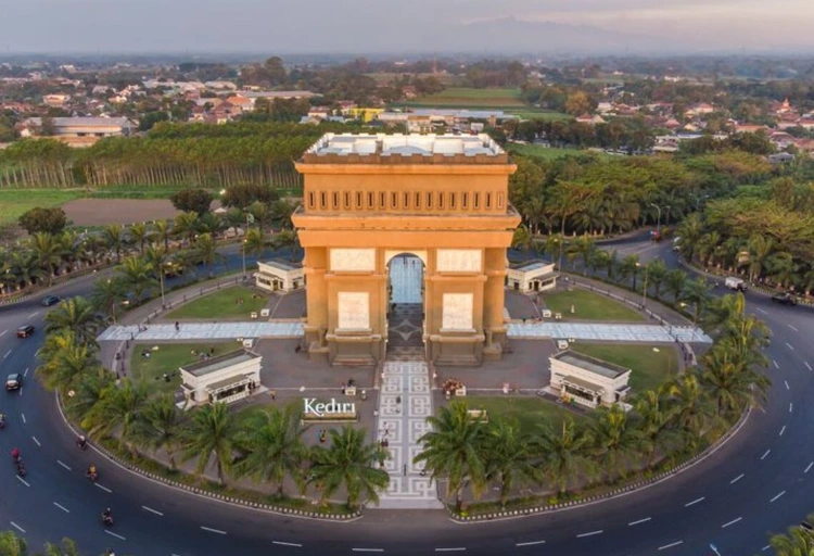 Keunikan Monumen Simpang Lima Gumul (SLG) Kediri