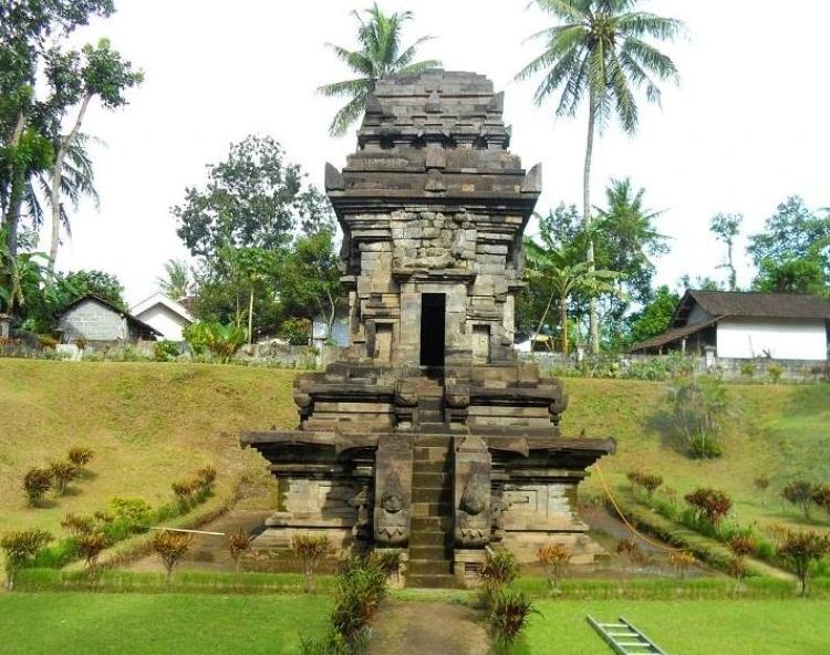 Makna Bangunan Candi Sawentar