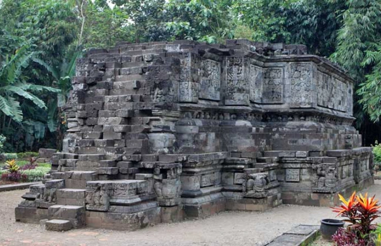 Berwisata Sejarah di Candi Surawana