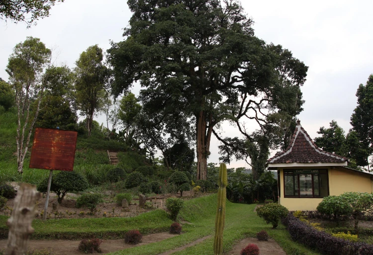 Makna Bangunan Candi Gambar Wetan