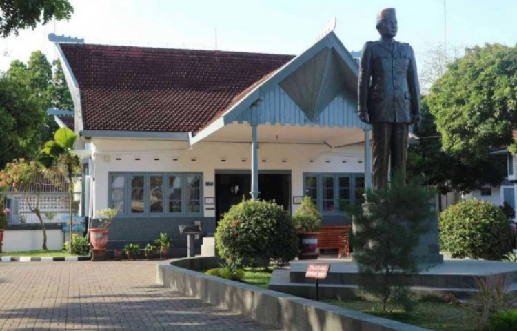 Sejarah Istana Gebang