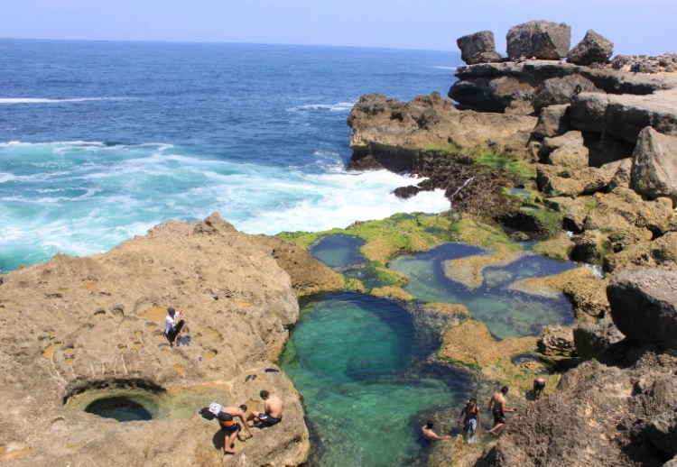 Upacara Adat Larung Sesaji Pantai Kedung Tumpang