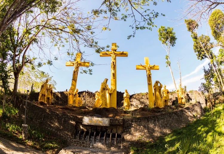 Sebelah Kanan dan Kiri Altar