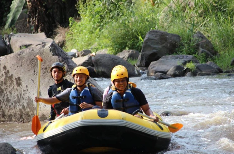 Berfoto Ketika sedang Bermain Arung Jeram