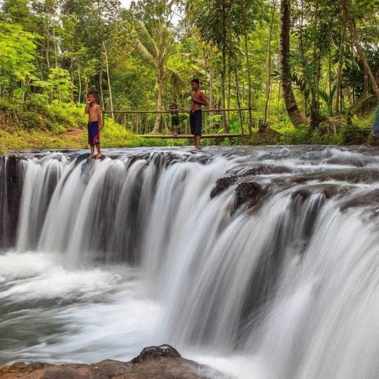 Melihat Pemandangan Air Terjun