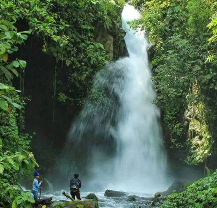 Bermain Air Terjun