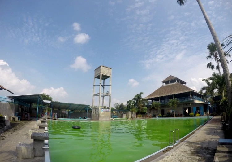 Pesona Kolam Renang Telaga Nirmala