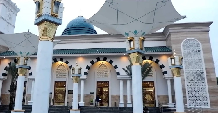 Payung di Halaman Masjid