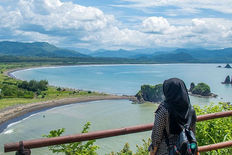 Pantai yang Berbentuk Love