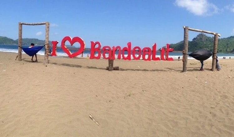 Fasilitas yang Tersedia di Pantai Bandealit