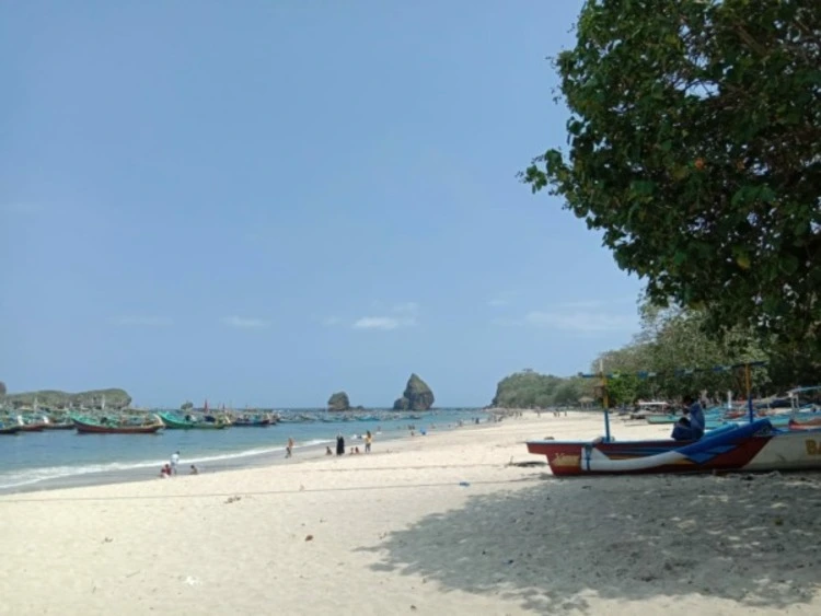 Menikmati Keindahan Alam Pantai