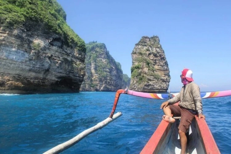 Menjelajahi Perairan Sekitar Pulau