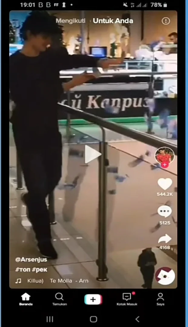 membuka aplikasi Tik tok