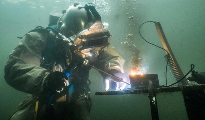 Mengenal Profesi dan Gaji Tukang Las Bawah Laut