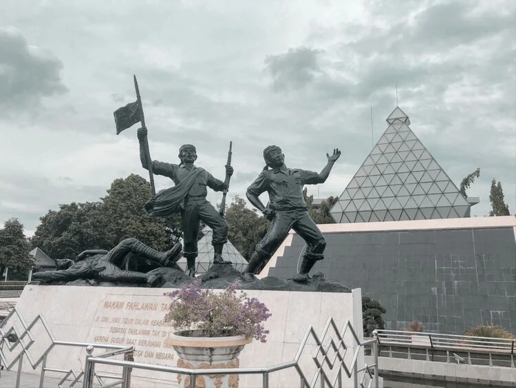 Harga Tiket Masuk Tugu Pahlawan