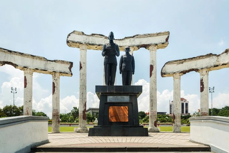 Jam Buka Tugu Pahlawan