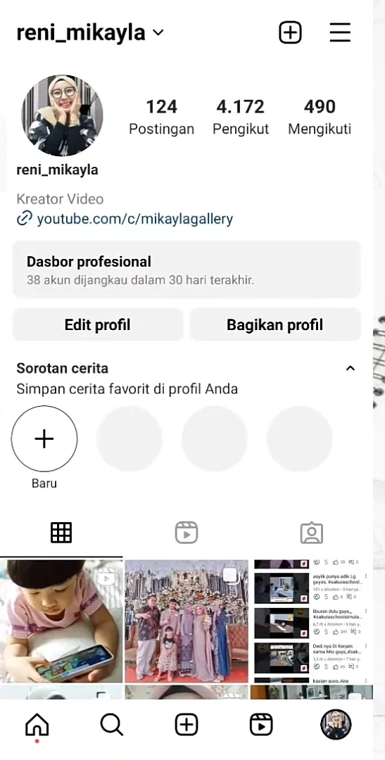 membuka akun Instagram