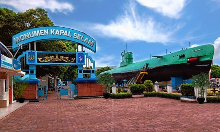 Jam Buka Monumen Kapal Selam