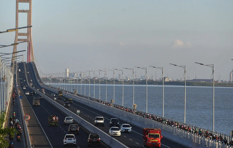 Fasilitas di Jembatan Suramadu