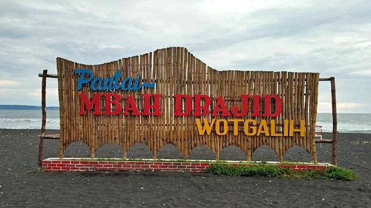 Informasi Umum Pantai Wotgalih Lumajang