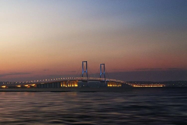 Kegiatan di Jembatan Suramadu