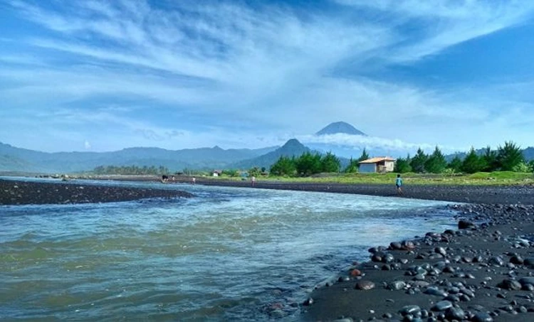 Jam Buka Pantai Bambang