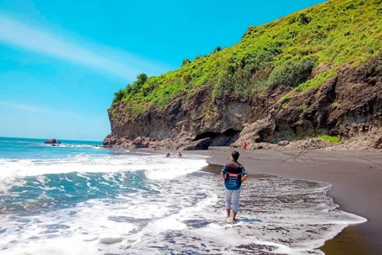 Jam Buka Pantai Dampar