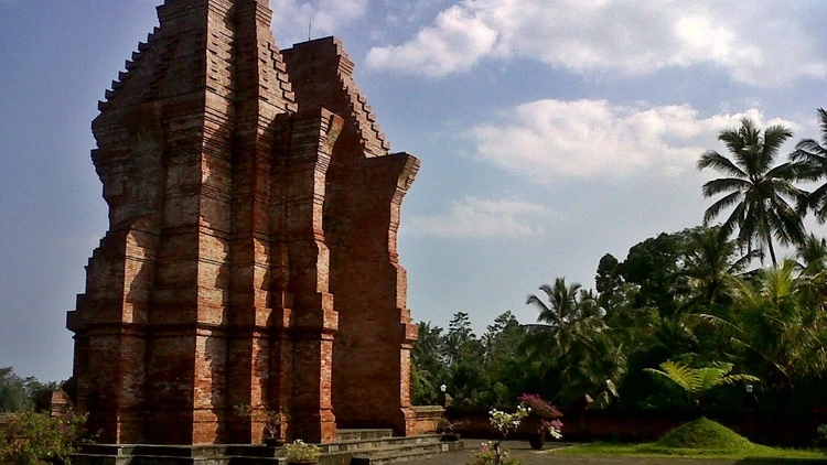 Fasilitas di Candi Mandara Giri Semeru Agung