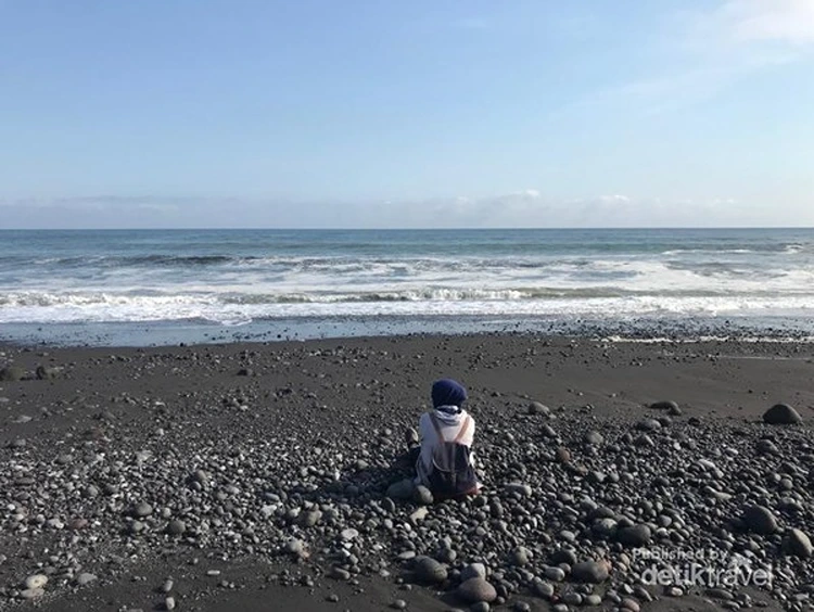 Pesona Pantai Bambang