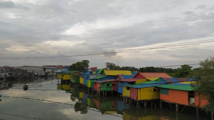 Jam Buka Kampung Warna Warni