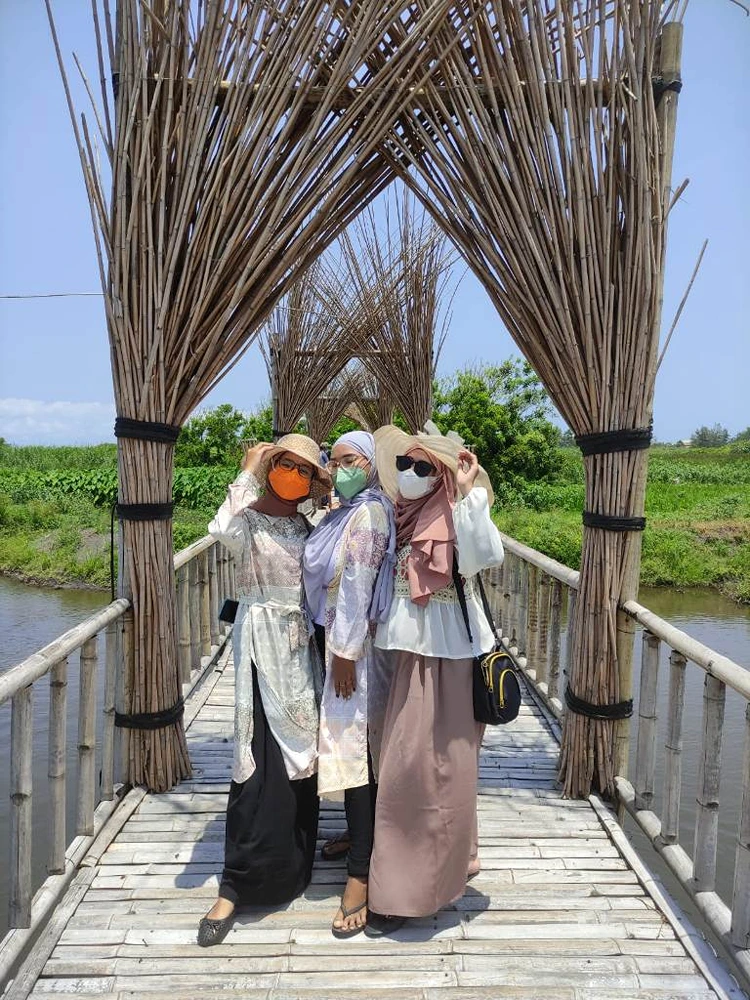 Fasilitas di Pantai Wotgalih Lumajang