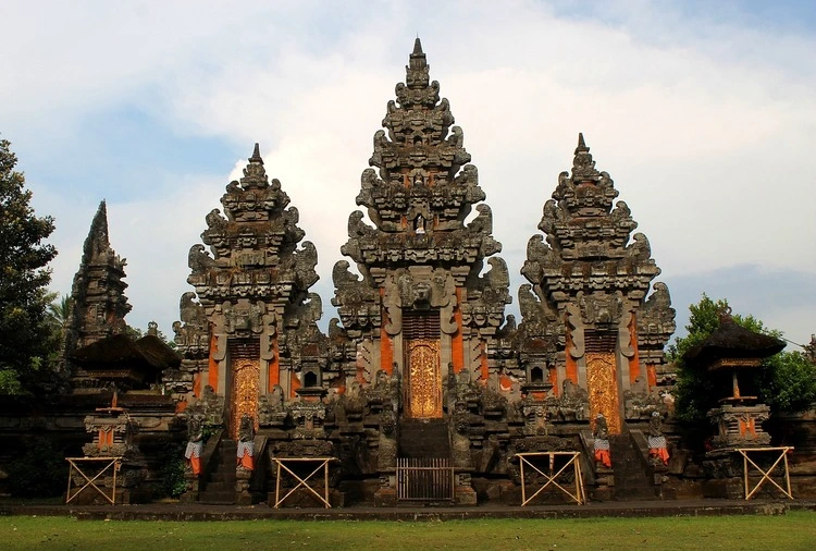 Daya Tarik Candi Mandara Giri Semeru Agung