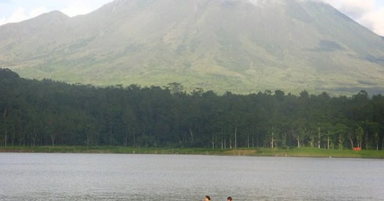 Pesona Danau Gunung Lemongan