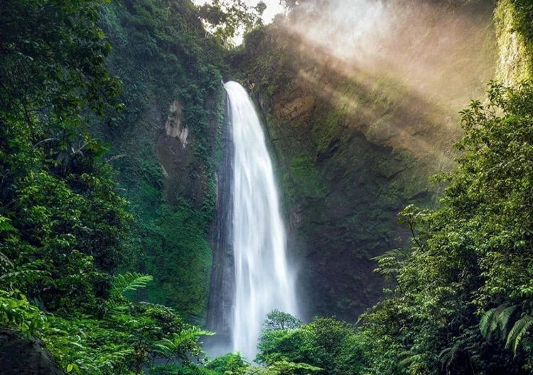 Daya Tarik Air Terjun Kabut Pelangi