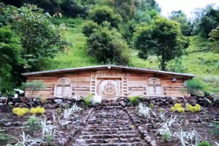 Rumah Hobbit Magetan