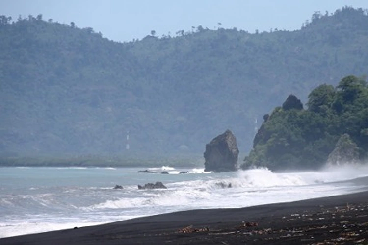 Harga Tiket Masuk Pantai Watu Godeg