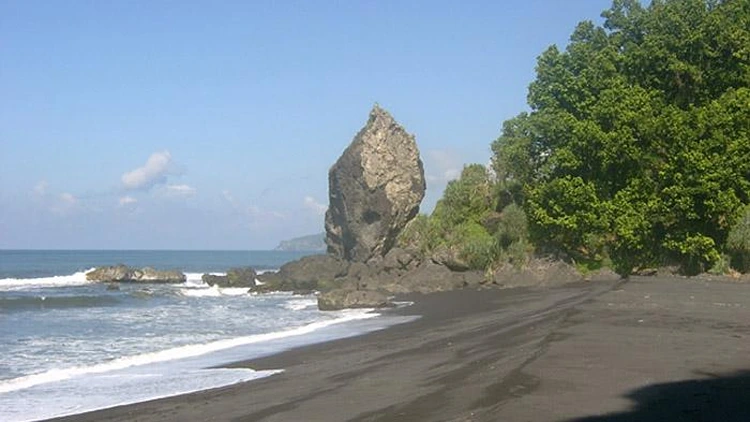 Jam Buka Pantai Watu Godeg